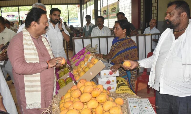Hubballi Dharwad Central MLA  tells officials to facilitate export of mangoes grown in region