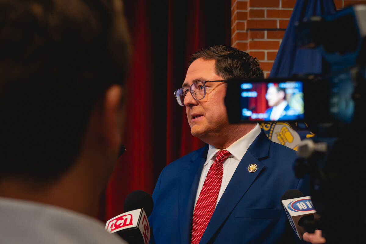 Meeting Voters, a Republican Tries to Outrun His Party’s Woes