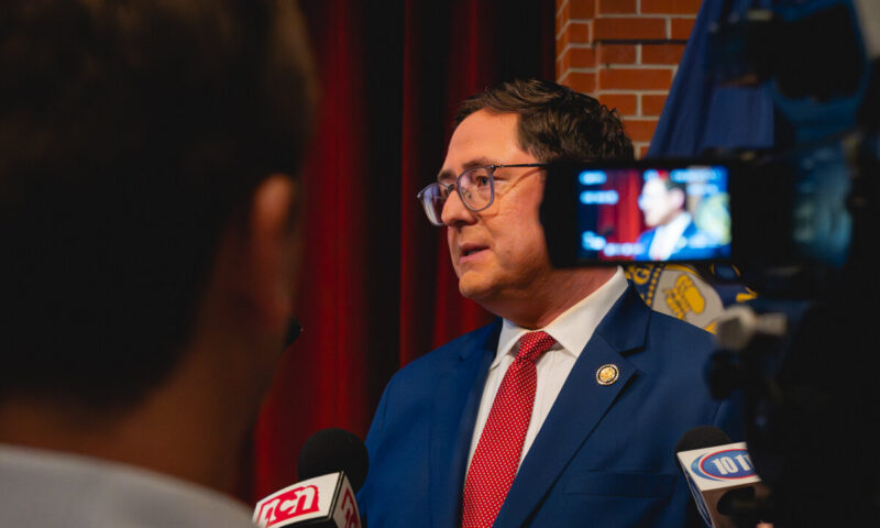 Meeting Voters, a Republican Tries to Outrun His Party’s Woes