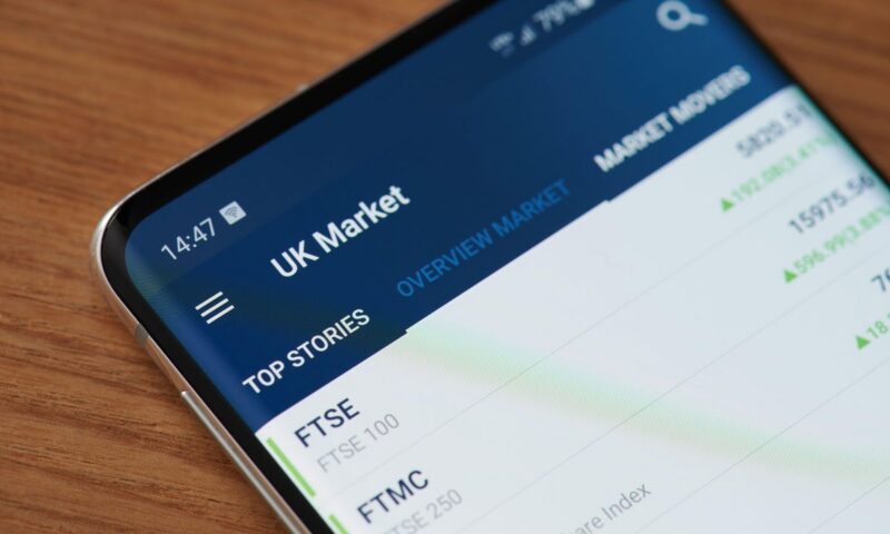 UK investors lack confidence with money as survey reveals gender gap