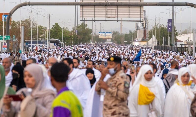 توافد الحجاج إلى صعيد عرفات لأداء الركن الأعظم
