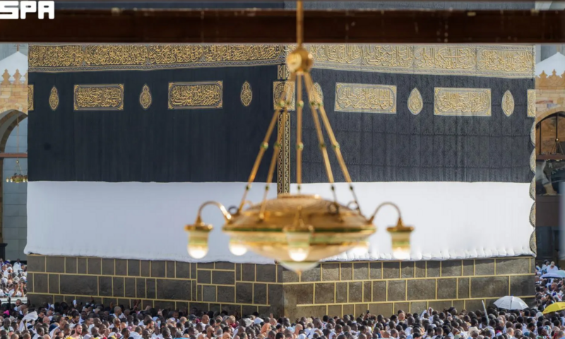 الحجاج يؤدون طواف الإفاضة بالمسجد الحرام