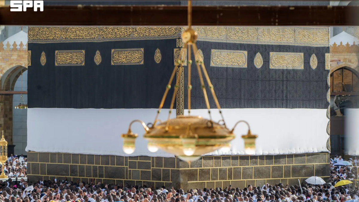 الحجاج يؤدون طواف الإفاضة بالمسجد الحرام
