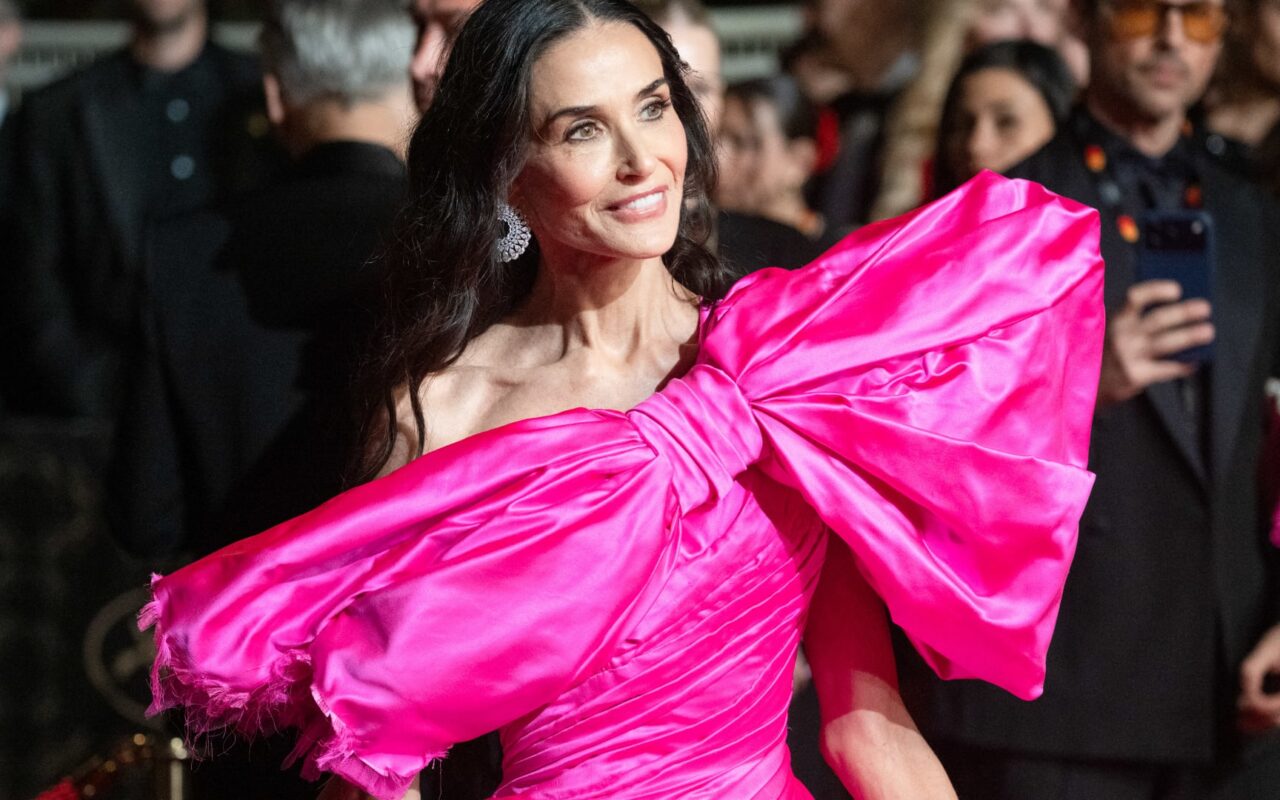“بابيون”عملاقة.. ديمي مور تظهر بـ “فستان ضخم” في مهرجان كان السينمائي