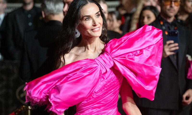 “بابيون”عملاقة.. ديمي مور تظهر بـ “فستان ضخم” في مهرجان كان السينمائي
