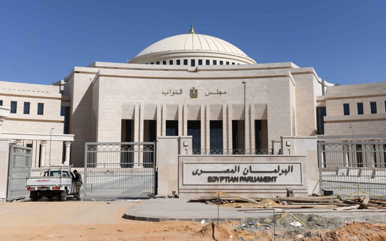 مصر.. جهود برلمانية لمراجعة قانون “فصل الموظفين متعاطي المخدرات”
