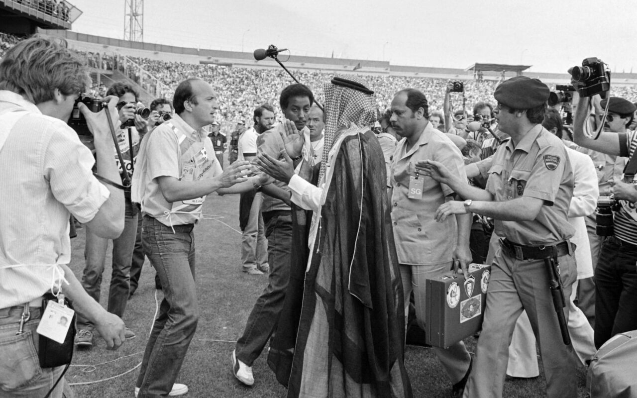 قبل الـVAR بثلاثة عقود.. كيف نجح رئيس الاتحاد الكويتي بإلغاء هدف في كأس العالم 1982؟
