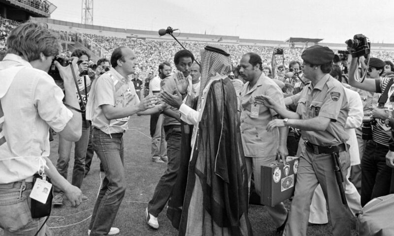 قبل الـVAR بثلاثة عقود.. كيف نجح رئيس الاتحاد الكويتي بإلغاء هدف في كأس العالم 1982؟