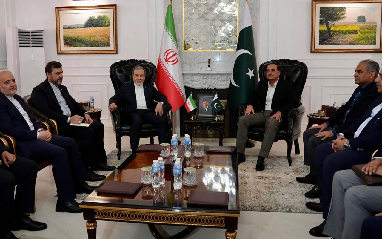قائد جيش باكستان يصل طهران.. ومسؤولون إيرانيون: لا يعني بالضرورة التوصل لاتفاق