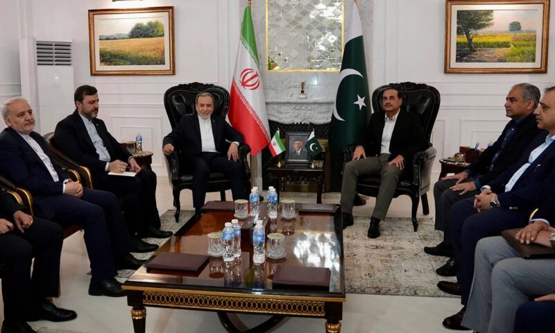 قائد جيش باكستان يصل طهران.. ومسؤولون إيرانيون: لا يعني بالضرورة التوصل لاتفاق