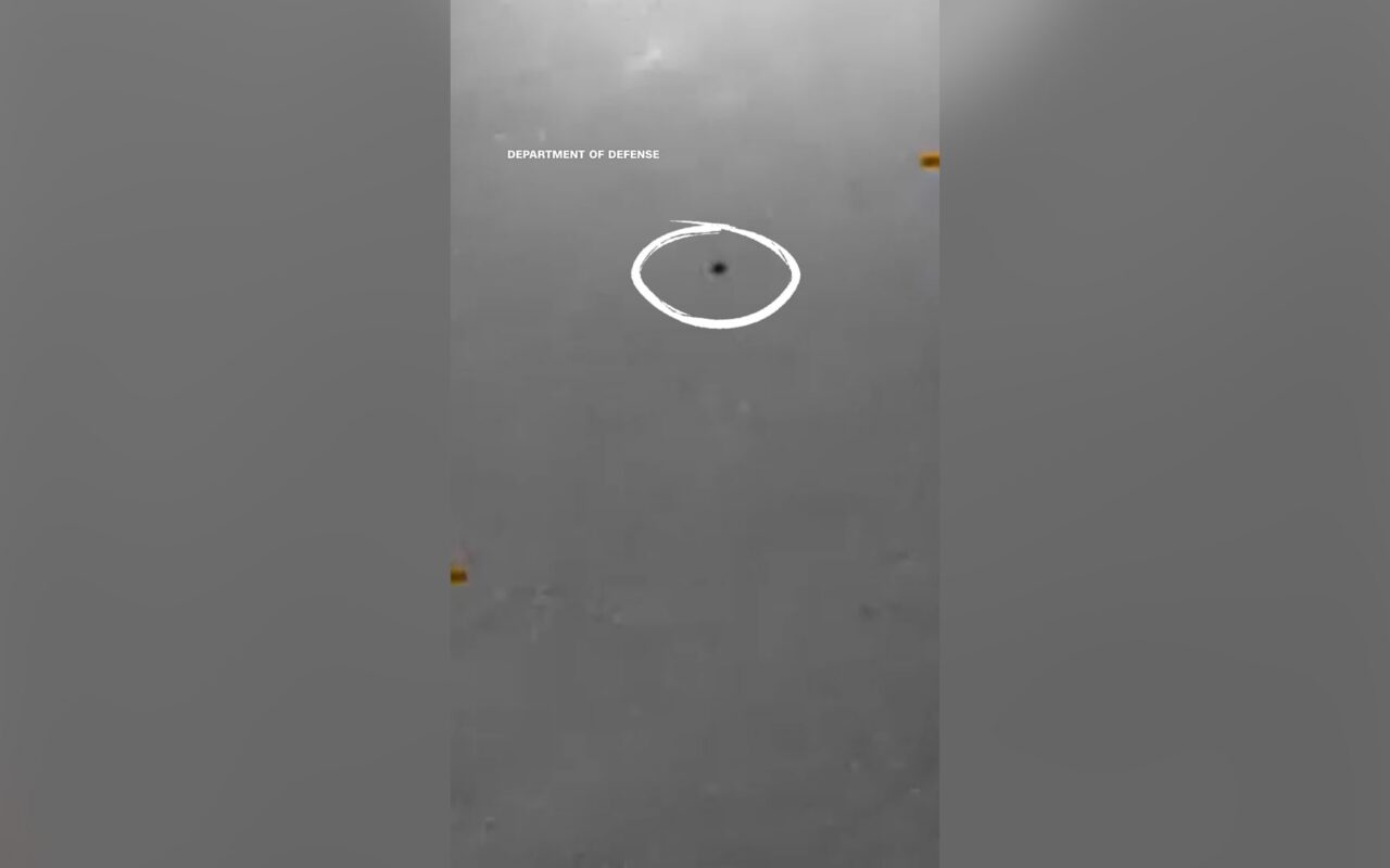 بعضها رُصد فوق الخليج.. البنتاغون ينشر فيديوهات جديدة لأجسام غامضة