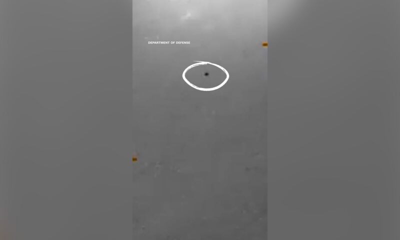 بعضها رُصد فوق الخليج.. البنتاغون ينشر فيديوهات جديدة لأجسام غامضة