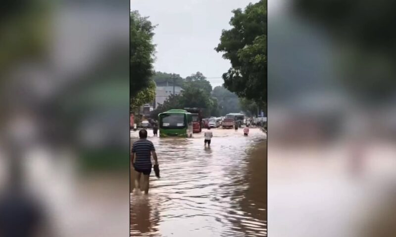 مشاهد من عاصفة مطرية قوية بالصين تسببت بمصرع شخص وفقدان 17