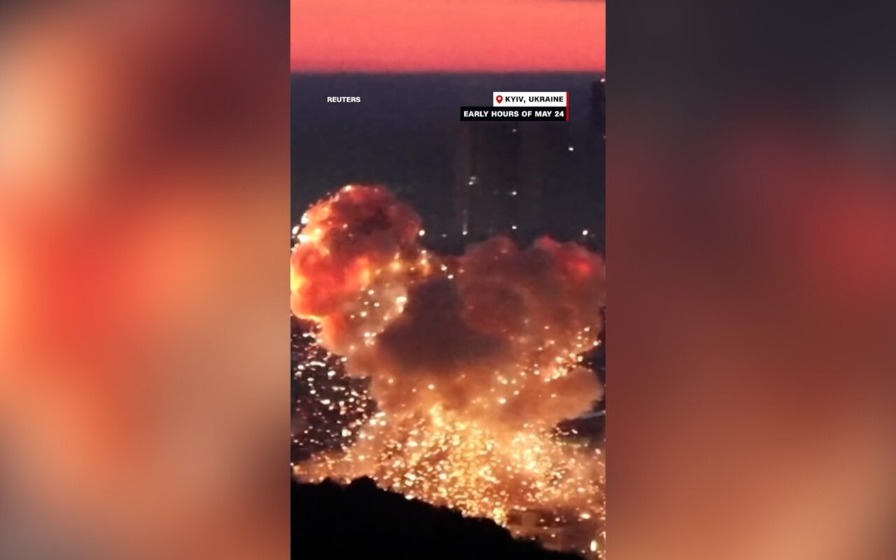 وابل من الصواريخ الروسية يضرب كييف.. شاهد كيف وصف محرر CNN تلك الليلة