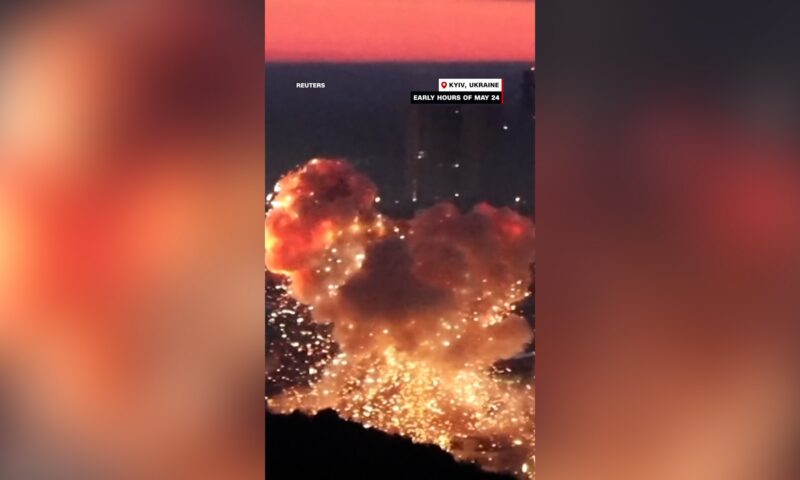 وابل من الصواريخ الروسية يضرب كييف.. شاهد كيف وصف محرر CNN تلك الليلة