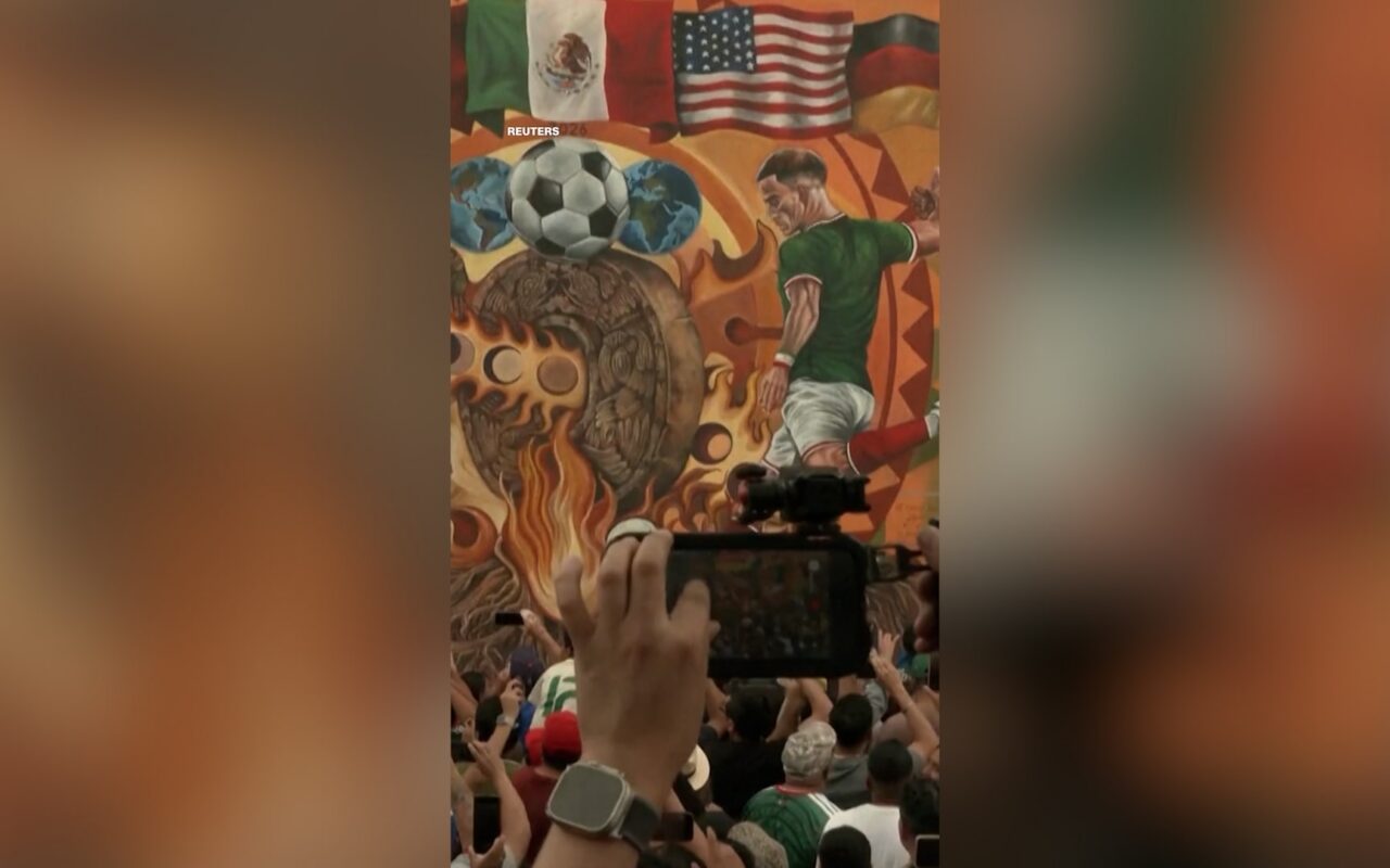 استعدادًا لكأس العالم.. جدارية مكسيكية لكرة القدم تحطم الأرقام القياسية