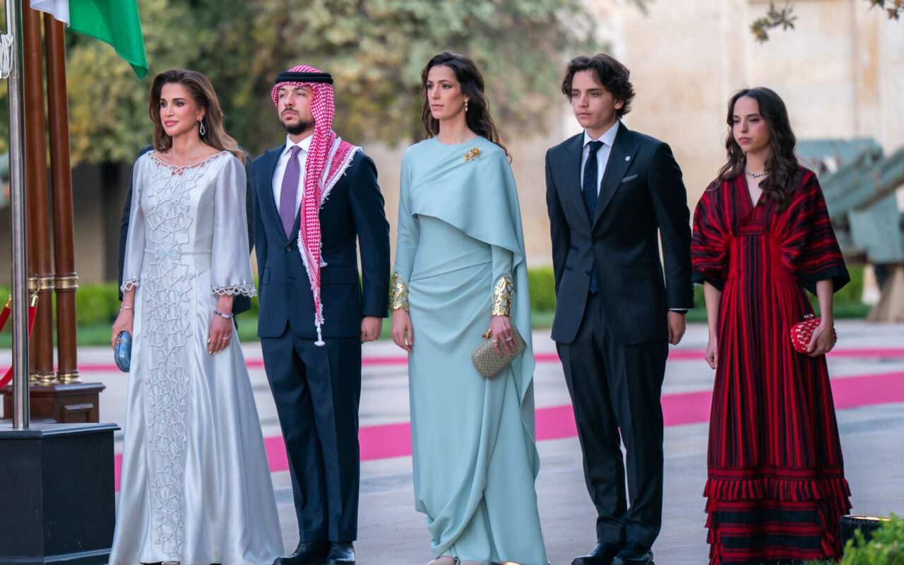 اللون الأزرق يجمع الملكة رانيا والأميرة رجوة في عيد الاستقلال الـ80