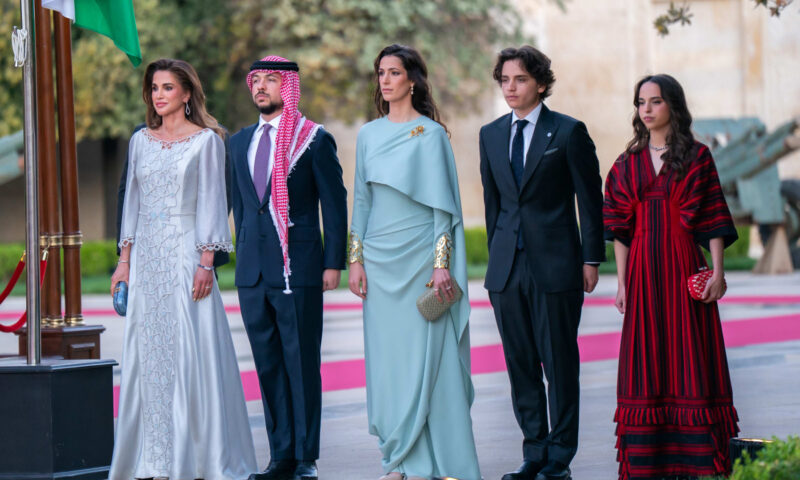 اللون الأزرق يجمع الملكة رانيا والأميرة رجوة في عيد الاستقلال الـ80