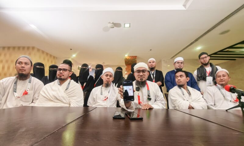 While other kids spent their ‘duit raya’, these 12 Perak siblings quietly saved for Haj together