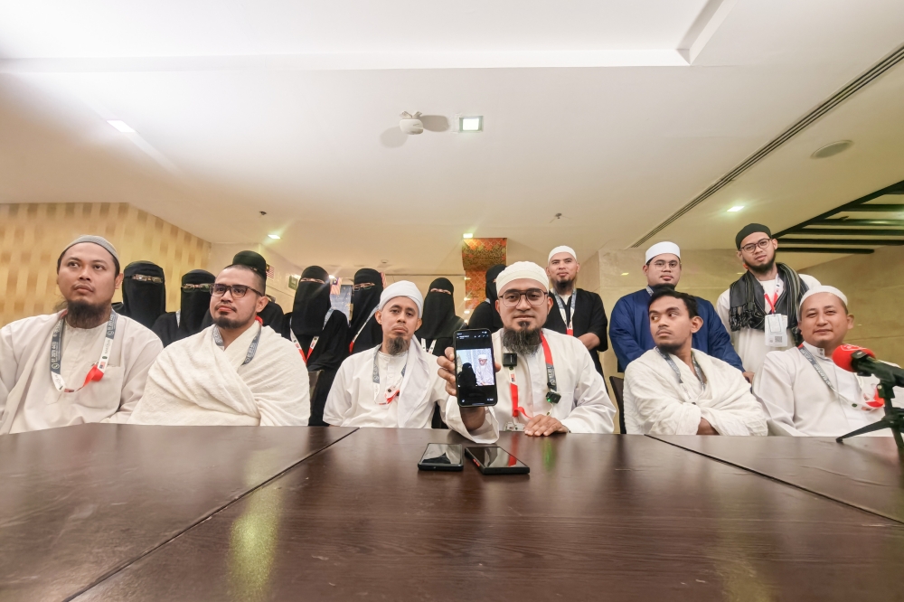 While other kids spent their ‘duit raya’, these 12 Perak siblings quietly saved for Haj together