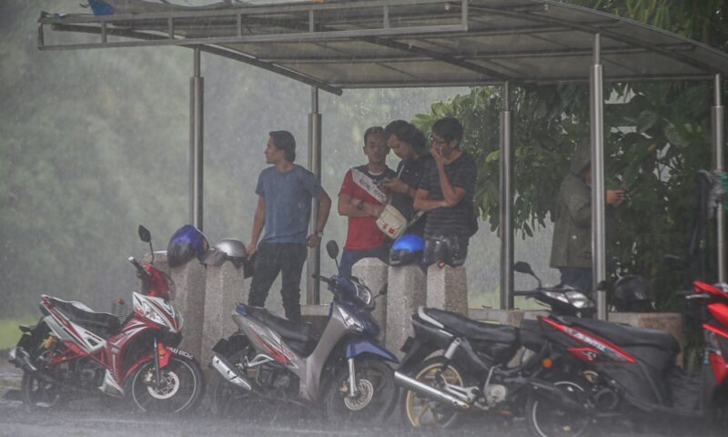 MetMalaysia issues multiple thunderstorm alerts across Malaysia, warns of rain and strong winds until 8pm