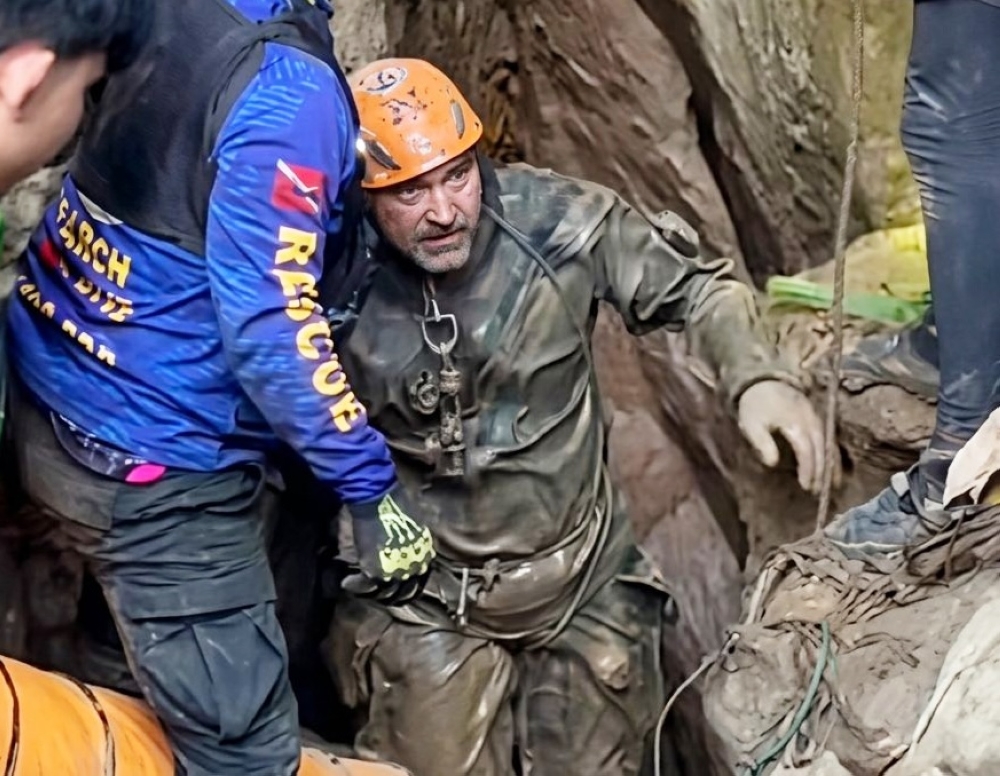 Rescuers race against time to reach seven trapped in flooded Laos cave