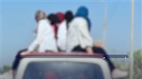 ضبط سائق ميكروباص سمح للركاب بالجلوس أعلى سطح السيارة بالبحيرة