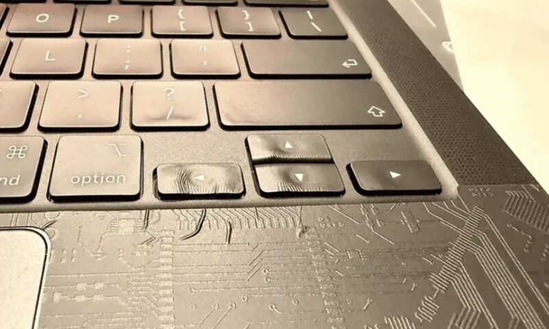 كارثة مجفف الشعر.. مستخدم يُذيب مفاتيح ماك بوك برو جديد أثناء تركيب ملصق حماية