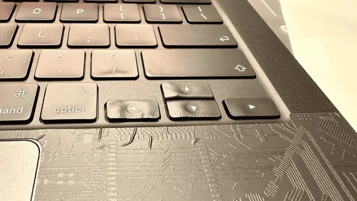 كارثة مجفف الشعر.. مستخدم يُذيب مفاتيح ماك بوك برو جديد أثناء تركيب ملصق حماية