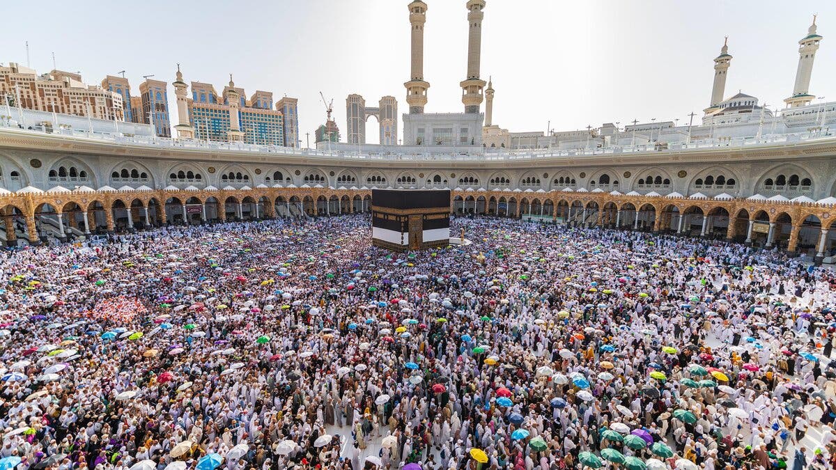 الحجاج المتعجلون يبدأون طواف الوداع في المسجد الحرام