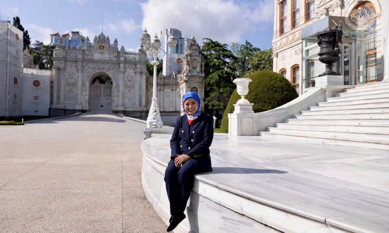 Queen visits historic Dolmabahce Palace in Istanbul