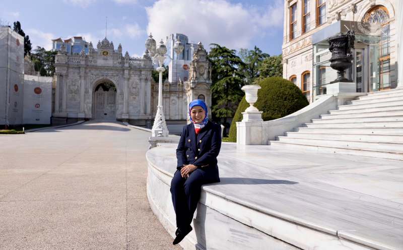 Queen visits historic Dolmabahce Palace in Istanbul