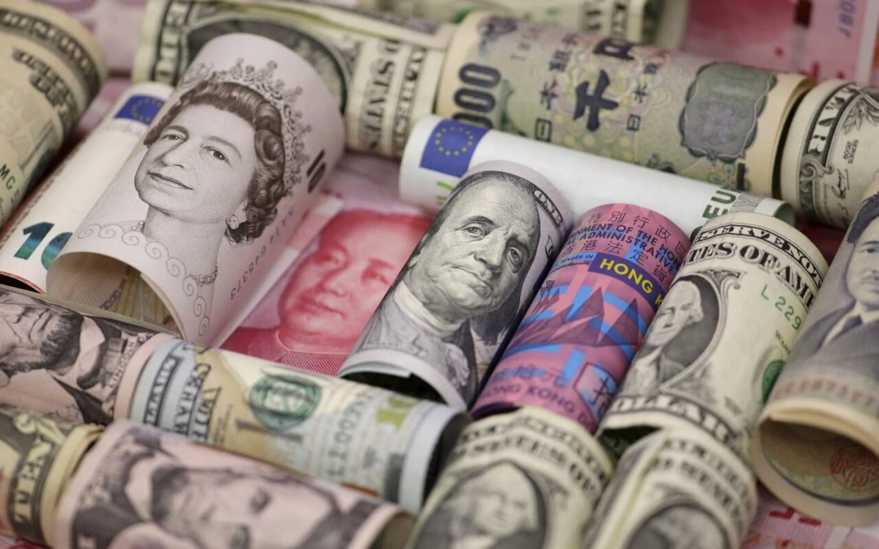 استقرار العملات الأجنبية .. الدولار 52.86 جنيه واليورو بـ61.35 جنيه