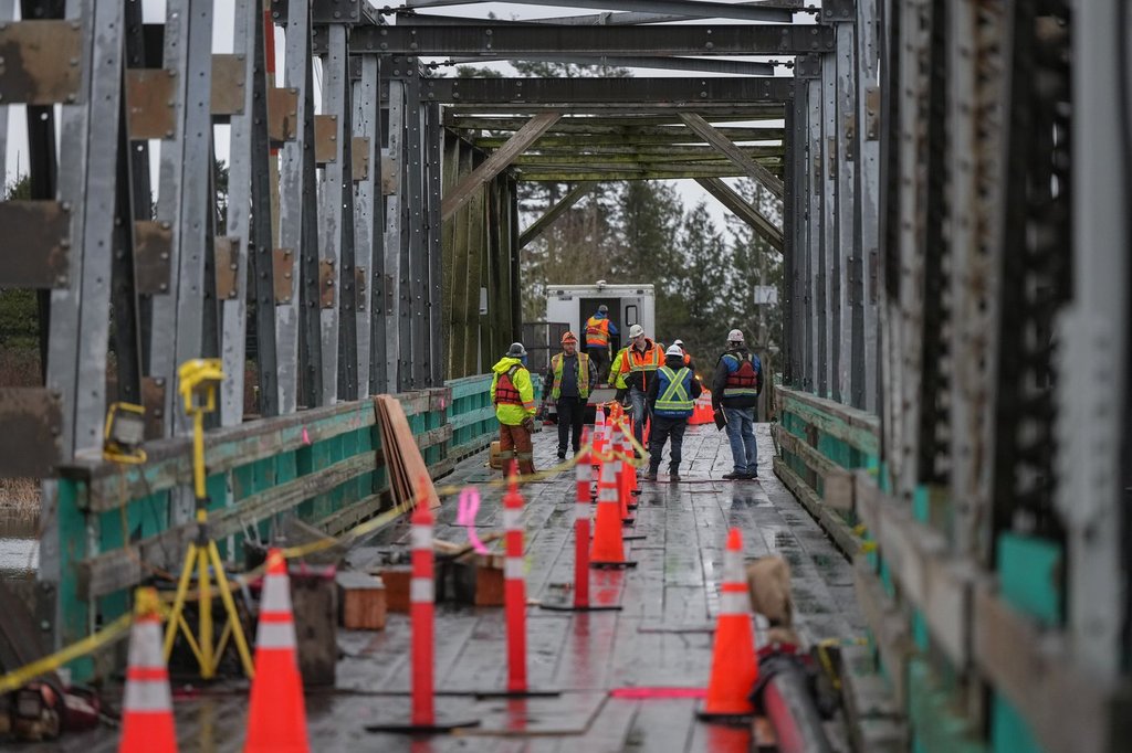 Union for hundreds of Metro Vancouver workers announce overtime ban