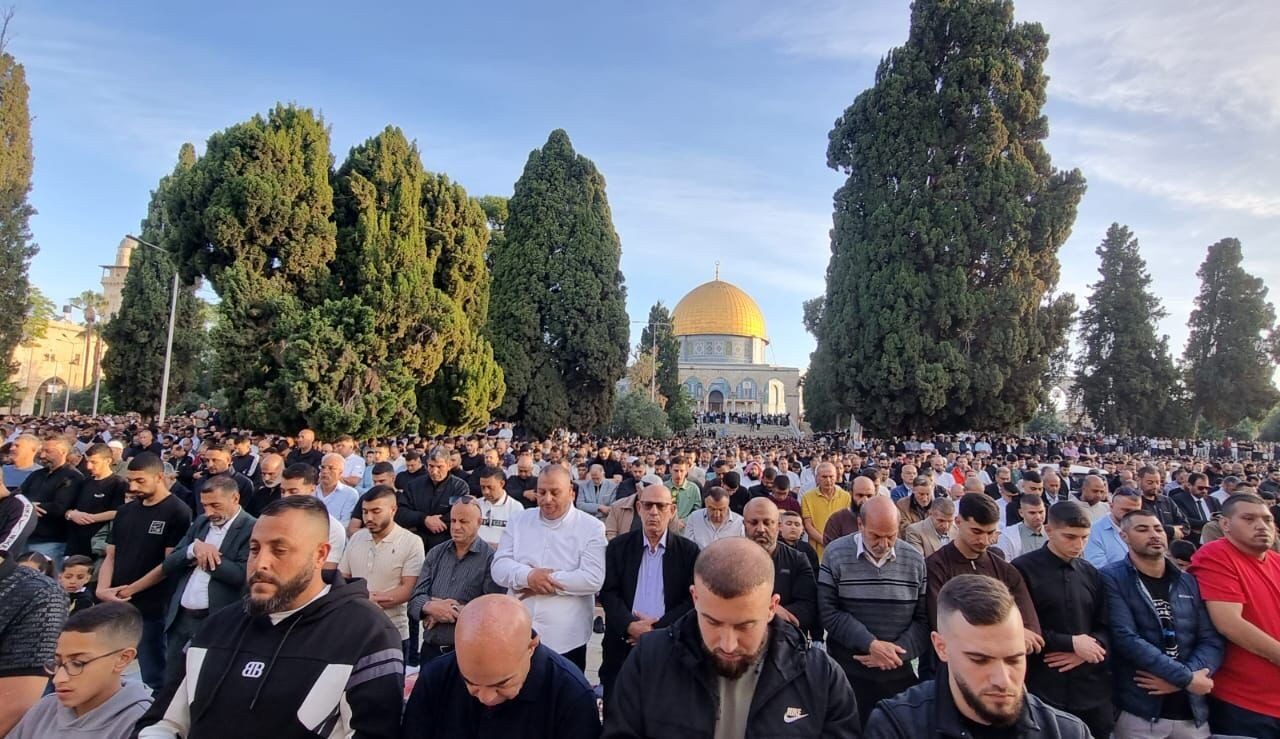 إغلاقات وتضييقات ومساجد مدمرة.. هكذا صلى الفلسطينيون صلاة العيد 
