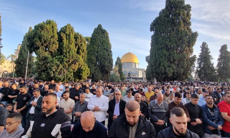 إغلاقات وتضييقات ومساجد مدمرة.. هكذا صلى الفلسطينيون صلاة العيد 