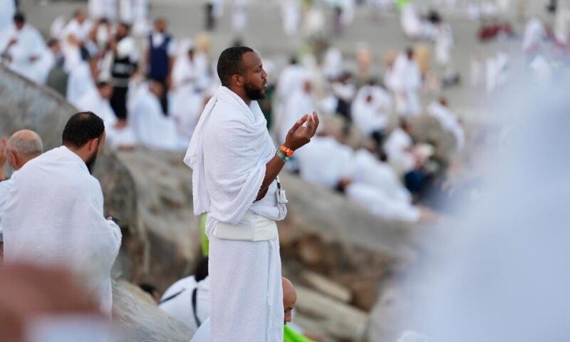  الحجاج يستقرون بصعيد عرفات وسط أجواء إيمانية