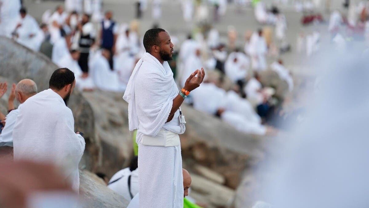  الحجاج يستقرون بصعيد عرفات وسط أجواء إيمانية