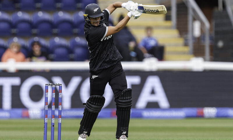 Suzie Bates returns to open as New Zealand bat first in decider