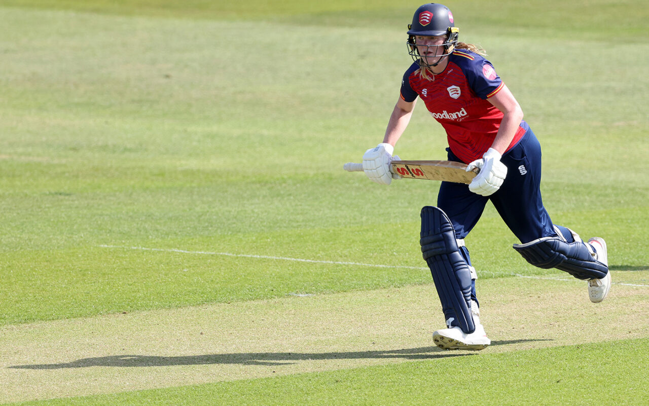 Scrivens and Macleod keep Essex rolling