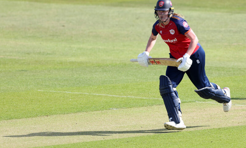 Scrivens and Macleod keep Essex rolling