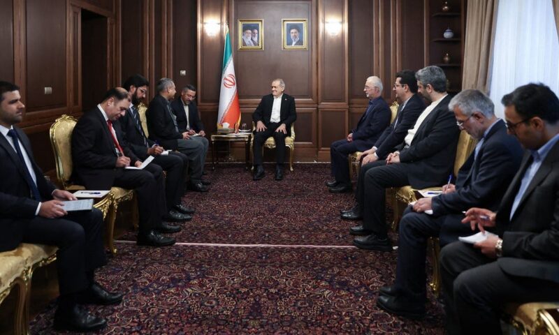 قائد الجيش الباكستاني يزور طهران.. وتفاؤل بحدوث انفراجة