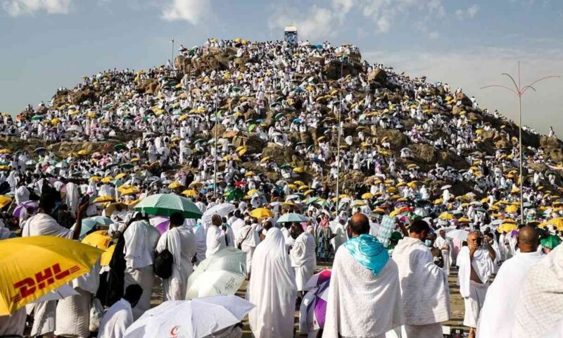 حكم من سافر للحج وقبل وقفة عرفات دخل المستشفى ولم يتمكن من الصعود