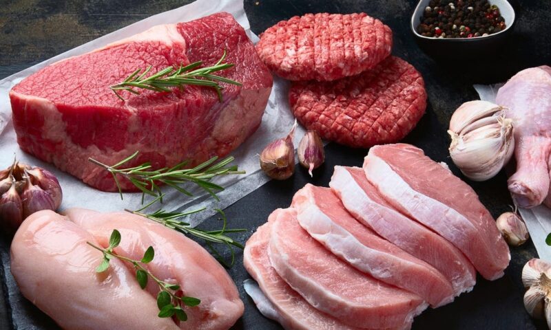 يتوفر في اللحوم والألبان.. اكتشاف عنصر غذائي يعزز إنتاج الطاقة