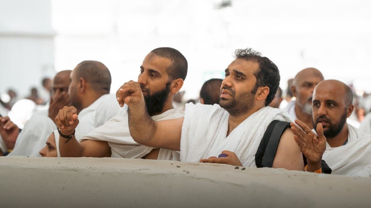 الحجاج يبدأون رمي جمرة العقبة الكبرى بأول أيام عيد الأضحى