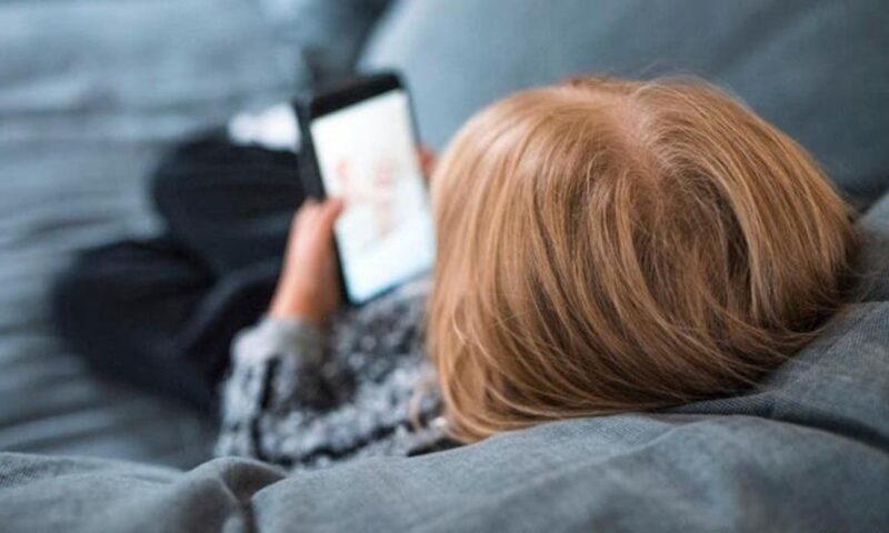 أطباء بريطانيون يحذرون: خطورة مواقع التواصل على الأطفال لا تقل عن التدخين