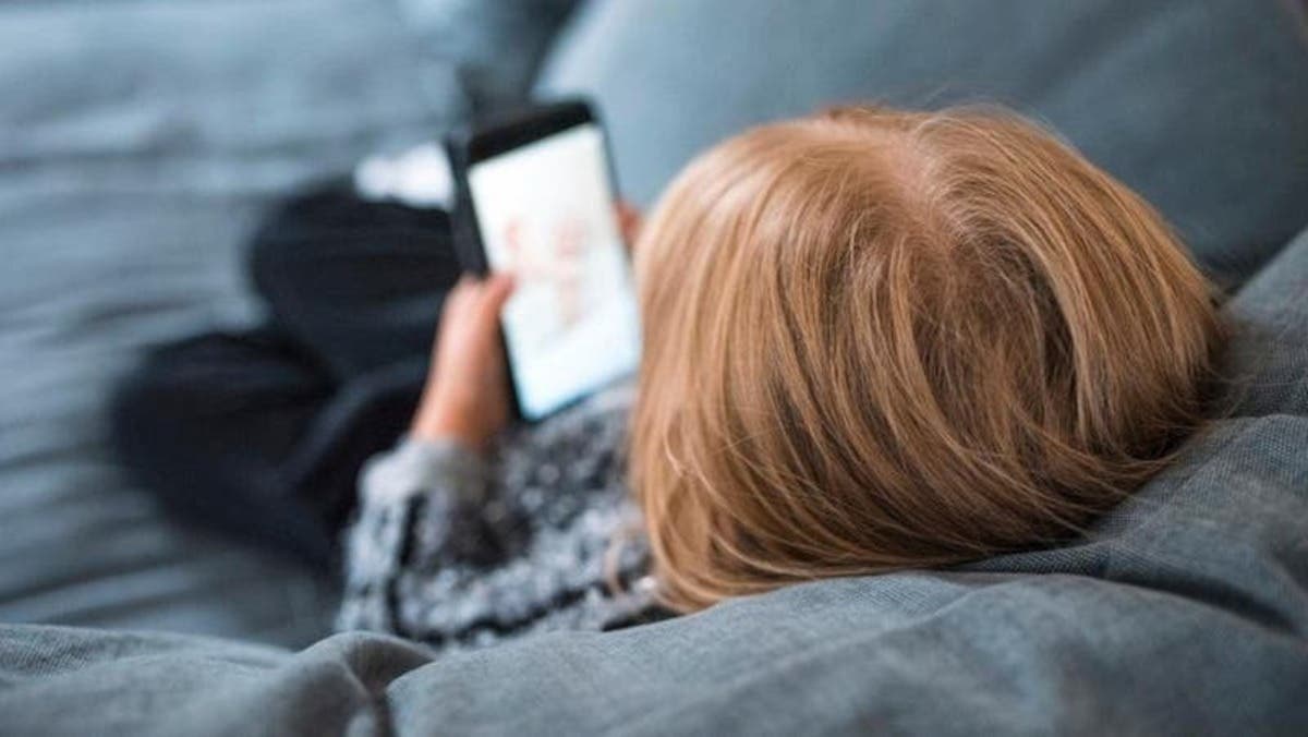 أطباء بريطانيون يحذرون: خطورة مواقع التواصل على الأطفال لا تقل عن التدخين