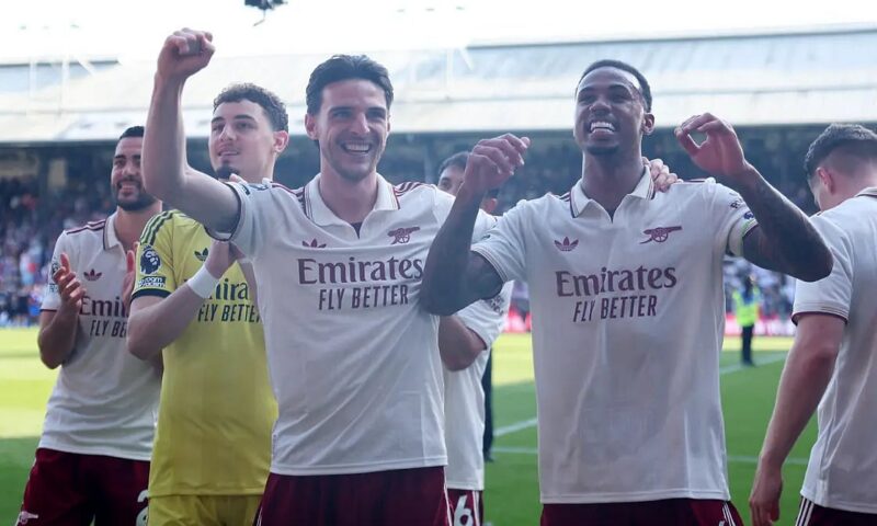 أرسنال يتوج بلقب الدوري الإنجليزي ويختتم موسمه بالفوز على كريستال بالاس 2-1