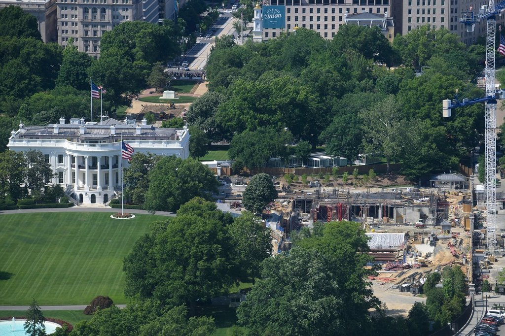 Gunshots reported outside the White House, U.S. officials confirm