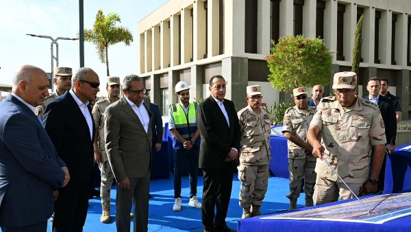مدبولي يستقل الأتوبيس الكهربائي من أمام مقر مجلس الوزراء للقيام بجولة تفقدية بمشروعات العاصمة الجديدة